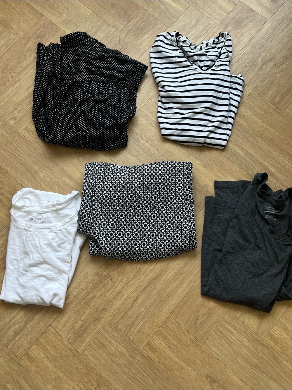 lot of 5 women’s Tshirt And Pant Various Brand Banana Republic, Lands End Size S